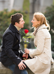 一朵红玫瑰情侣在情人节接吻的一朵玫瑰一朵红花初雪下一朵鲜艳的鲜