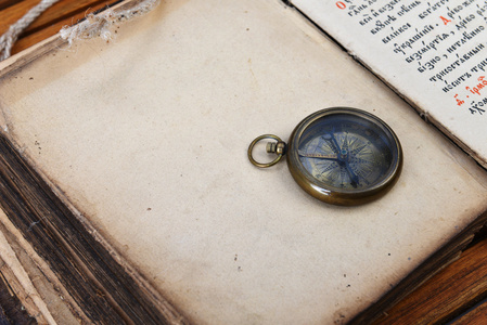 指南针和旧书的手表