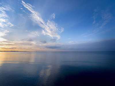 海景宁静的景色。性质的组成。美丽的日落在海面上, 倒影在水中, 天空中雄伟的云彩