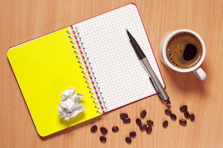 笔记本 笔和咖啡的杯子