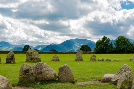 Castlerigg 石头与 Cumbrean 山在背景