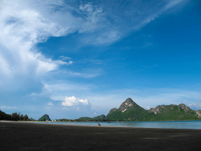 在泰国苏林美丽的岛屿海滩的海岸上的岩石