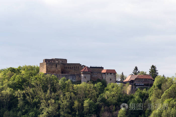 老骑士的城堡在德国南部的农村在春天可能在绿色风景在慕尼黑和
