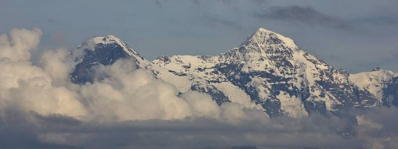 山 Eiger 和 Monch 的山峰被云层包围。瑞士