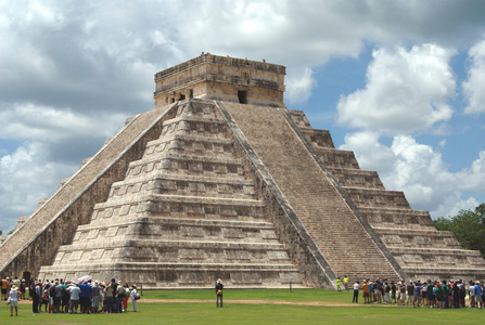 旅游。旅游团体前往库库尔坎金字塔，El Castillo 墨西哥奇琴伊察