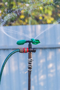 花园中水滴自动浇水系统