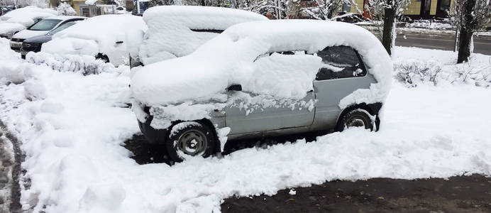 大雪后, 汽车被雪覆盖着。冬季灾变异常天气