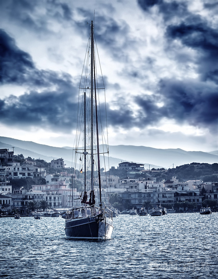 美丽的帆船在暴风雨的海上