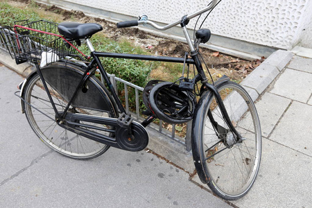 自行车是由一个人通过脚踏踏板的肌肉力量驱动的轮式车辆。