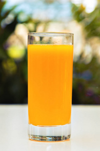 鲜橙汁的玻璃