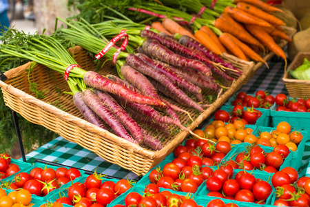 当地种植的樱桃西红柿和胡萝卜的品种在联合广场绿色市场农夫的市场纽约与购物者