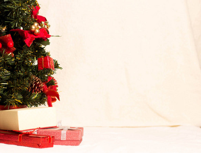 圣诞节背景与装饰树和新年卡片图片