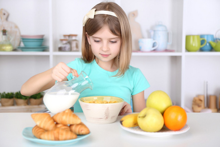 小女孩吃早餐图片-小女孩吃早餐素材-小女孩吃早餐插画-摄图新视界
