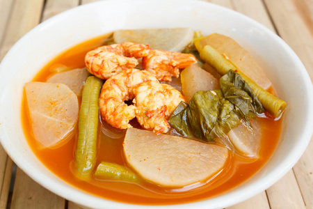 虾和蔬菜酸辣汤