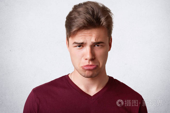 神情不悦, 表情阴沉, 在生活中有大失败后哭, 表达消极情绪, 孤立于