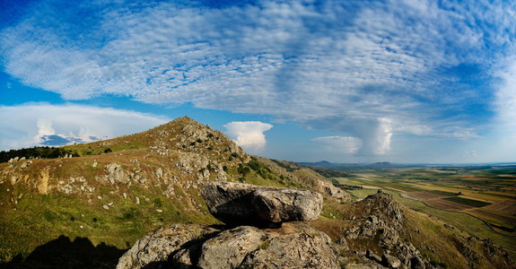 与美丽的天空，在 Dobrogea，罗马尼亚山风景