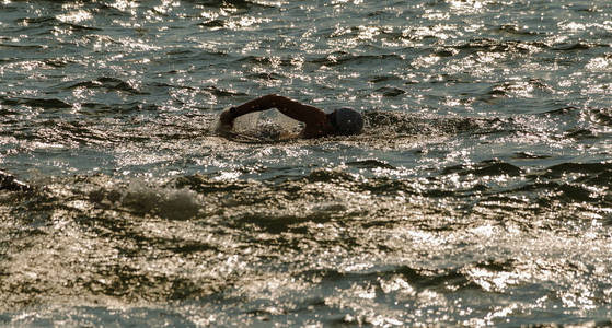 夏日水中竞赛：年轻成人的健康活动