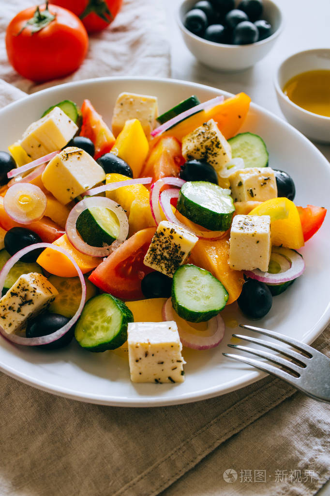 希腊沙拉新鲜黄瓜西红柿甜椒生菜红洋葱芝士和橄榄橄榄油健康食品顶级