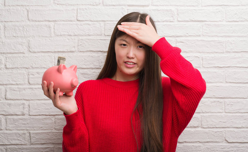 年轻女孩的表达式：经商挫折情感失望和银行储蓄