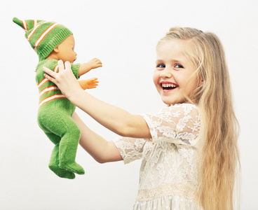 女孩玩洋娃娃