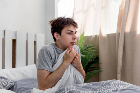 男子起床晚上班, 他睡过头了照片