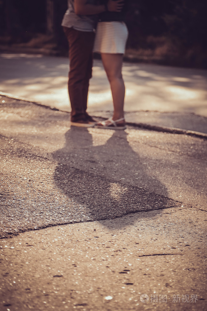 年轻时尚的情侣影子