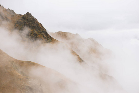 岩石的山峰，在云层中。主要的高加索脊。上斯瓦涅季，格鲁吉亚