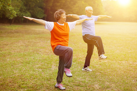 老年健康健身夫妇与日落背景照片