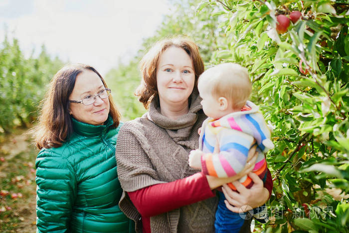 三代家庭祖母母亲和孙女在秋日在户外度过时光