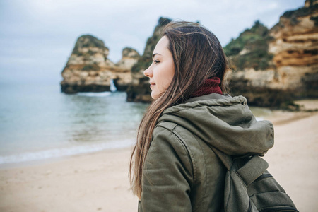 一位年轻女子旅游欣赏大西洋美景和景观