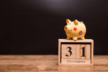 财政年度结束的日历日期, 12月31日, 在黑暗的背景下, 在存钱罐, 有