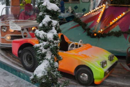 与孩子们一起享受圣诞假期的欢乐时光在德国南部的历史市场附近的慕尼黑和斯图加特城市
