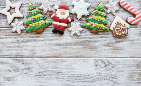 圣诞节自制姜饼饼干在一个古老的木背景