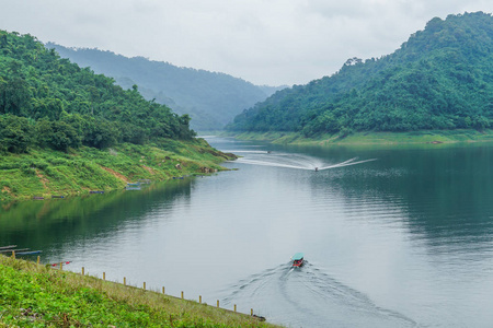 水坝河绿色山看法, 森林, 小船乘驾, 旅行泰国