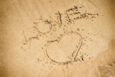 沙子上的爱的象征