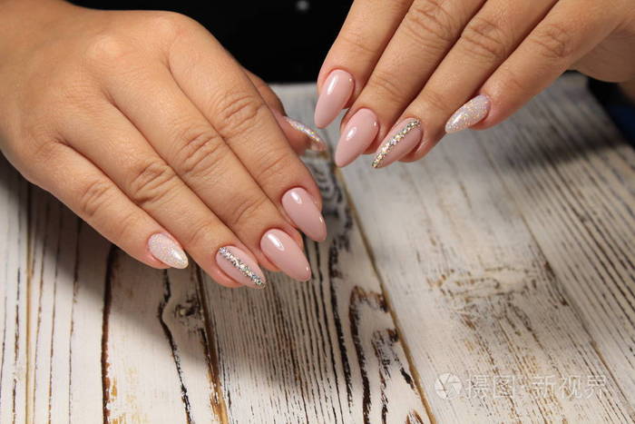 性感的指甲指甲美丽的女性手