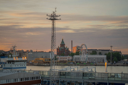 南海港的日落视图, 俄罗斯东正教乌斯别斯基大教堂, 和 Skywheel, 在赫尔辛基, 芬兰