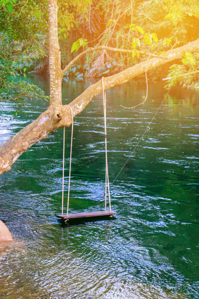 森林中和平河的木秋千照片-正版商用图片09b2kz-摄图新视界