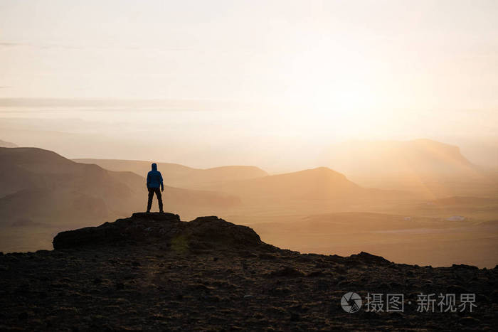 那家伙在山顶上遇见日出具有文本空间的自然背景
