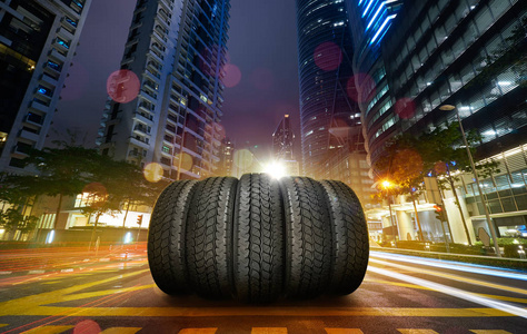 汽车轮胎桩在一夜城市街道路