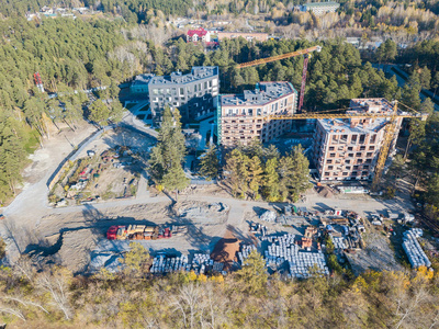 鸟瞰建设三个精英住宅建筑在河岸的绿色针叶林中, 环境优越, 周边设备成本很大