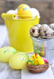 复活节，复活节彩蛋在木制的桌子上一桶