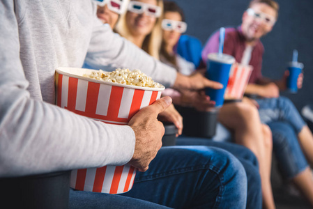 多民族朋友的部分看法与爆米花一起看电影在电影院照片