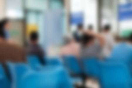 蓝色的椅子在医院里。门诊等候区的病人座位。模糊背景