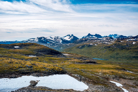 挪威北部农村全景与 Jotunheimen 国家公园山顶在背景