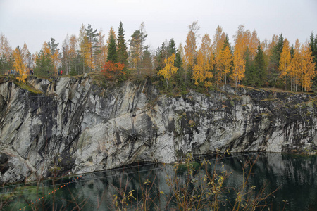 任然山公园风景如画的秋季风景 Ruskeala, 俄罗斯