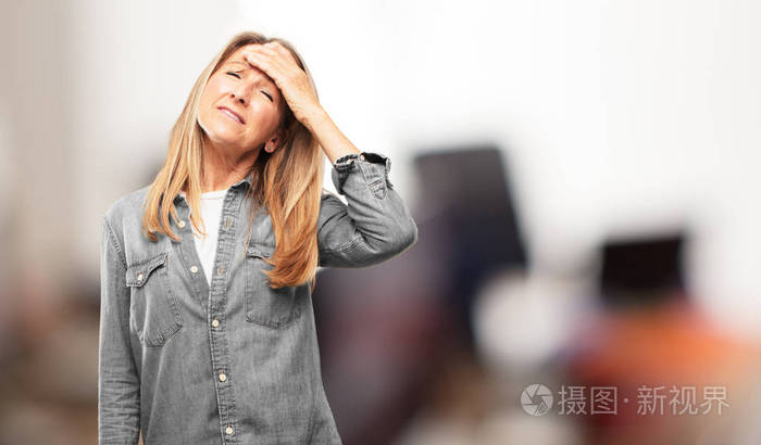 美丽的老年妇女失望和失败的表情看着沮丧和绝望无望和在痛苦中