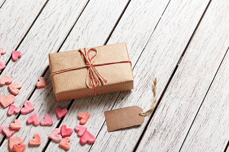 礼品盒用空白的礼品标记和心