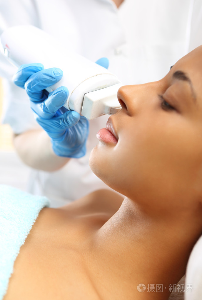 在一家美容院打蜡在手术过程中的女人