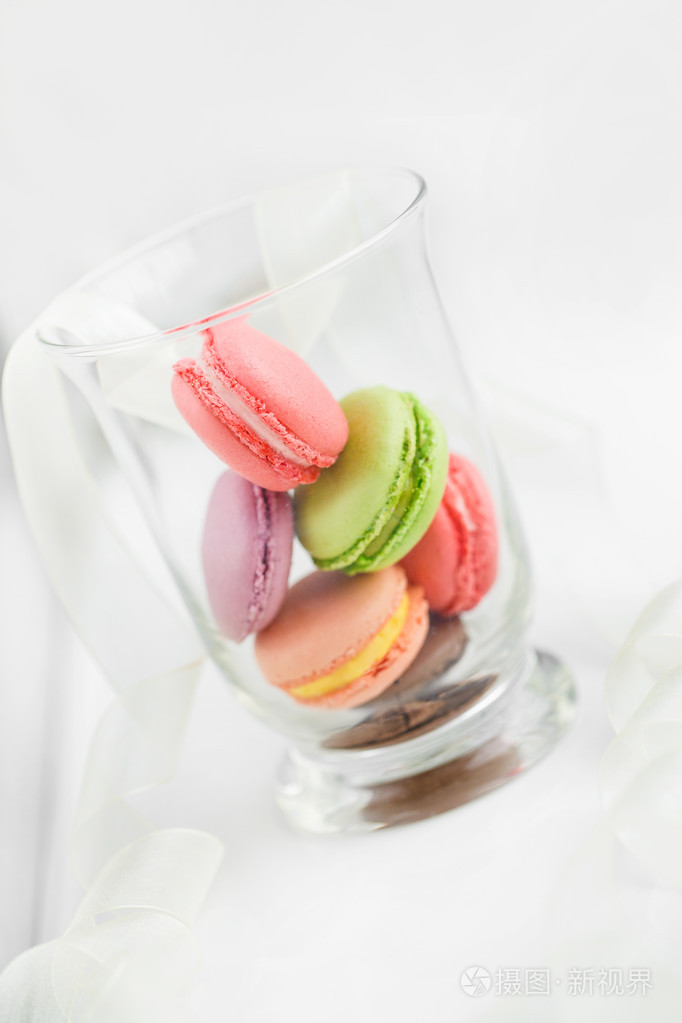 在白色背景上的多彩法国点心